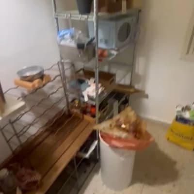 מדף מתכת עם חפצים שונים בחדר קטן