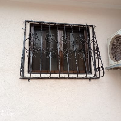 סורגי ברזל מעוצבים על חלון קיר חיצוני