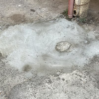 צינור אדום מחובר לעמוד בטון