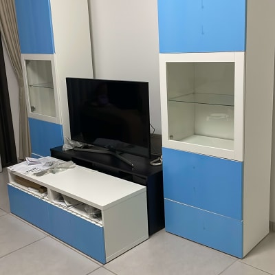 ארונות כחולים עם מדפים מזכוכית וטלוויזיה