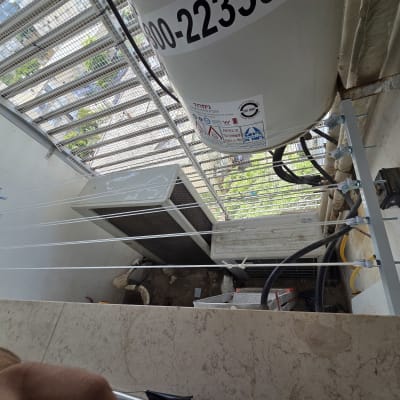 מתקן כביסה עם חוטים מותקנים על קיר חיצוני