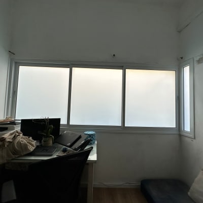 חלון אלומיניום עם מסגרת לבנה