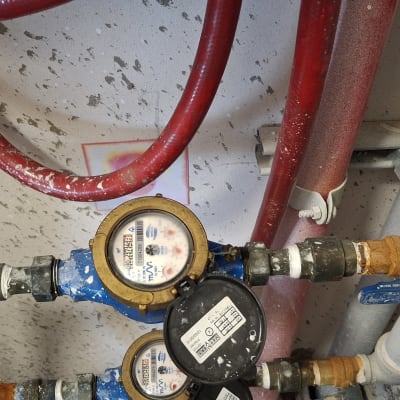 מד מים עם צינורות אדומים וכחולים