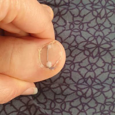 תקריב של טיפול בציפורן עם חוט מתכת