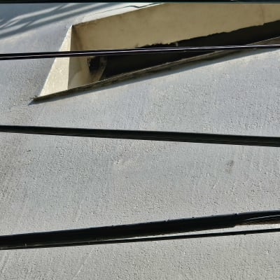 קיר בטון עם סדק אטום בחומר איטום