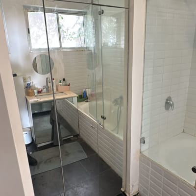 מקלחת עם דלתות זכוכית ומראה