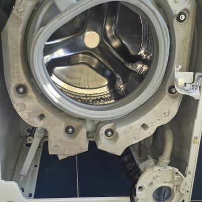 מכונת כביסה פתוחה עם תוף חשוף וכלים פנימיים