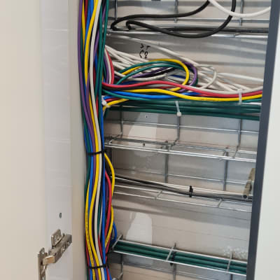 ארון תקשורת עם כבלים צבעוניים מסודרים