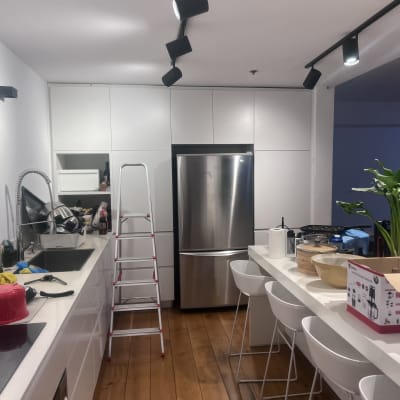 מטבח מודרני עם כיור, מקרר וסולם