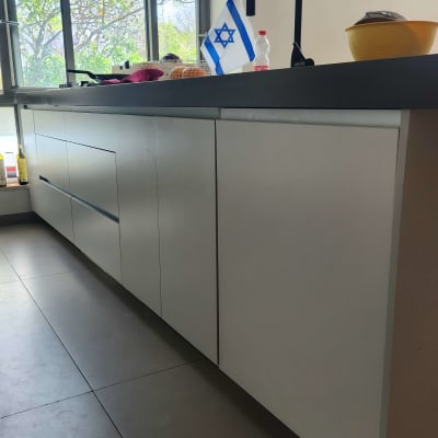מטבח מודרני עם ארונות וכיור, דגל ישראל