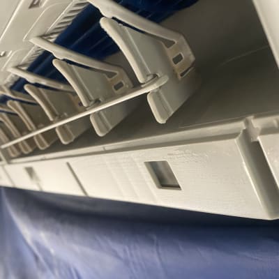 תריסי מזגן פתוחים עם חלקים פנימיים נראים