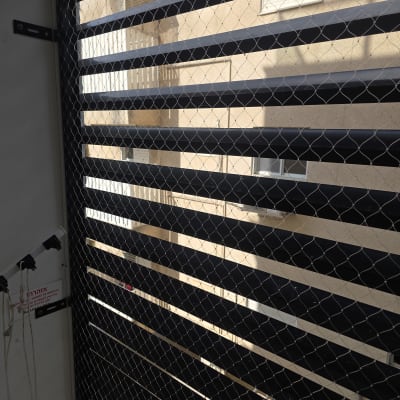 התקנת רשת נגד יונים במסתור כביסה