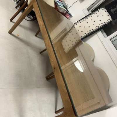 שולחן עץ עם משטח זכוכית בחדר מגורים