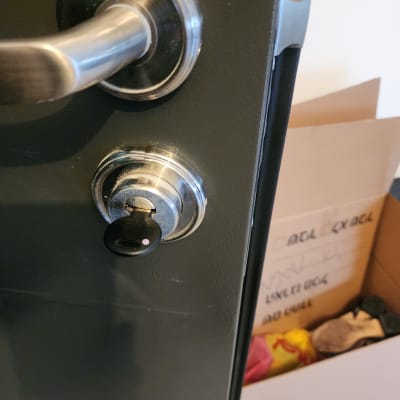 ידית ומנעול בדלת