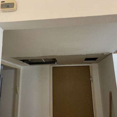 תקרת גבס עם פתחי אוורור ותקרה פתוחה