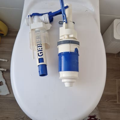 חלקי אסלה מונחים על מכסה אסלה
