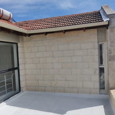 גג אטום עם שכבת איטום לבנה