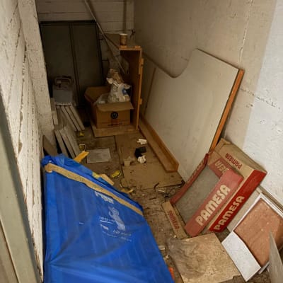 חדר אחסון עם חומרים וכלים שונים, לא קשור ל-HouseClear.