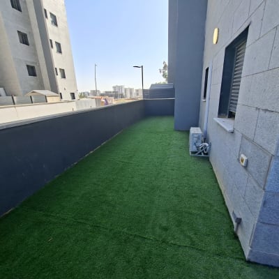 דשא סינתטי על מרפסת בבניין מגורים