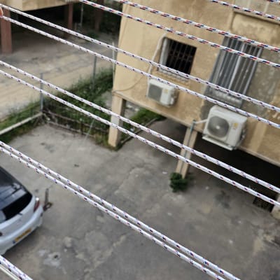 חבלים מתוחים על גלגלות מתכת במרפסת