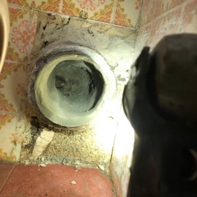 צינור ביוב פתוח עם פנס מואר