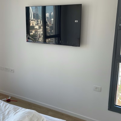 טלוויזיה תלויה על הקיר, סרט מדידה על הרצפה