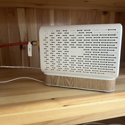 נתב אינטרנט עם כבל רשת אדום מחובר