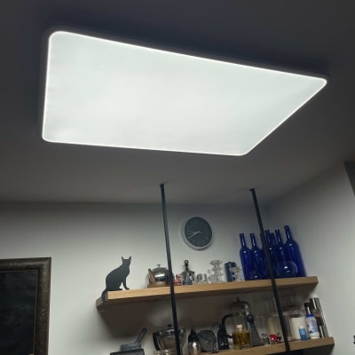 תאורה תקרה במטבח עם מדפים וכלים.