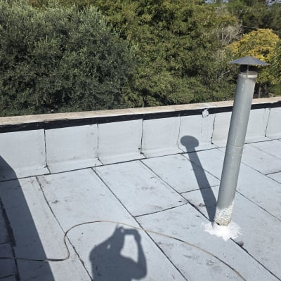 גג אטום עם צינור וצל של אדם