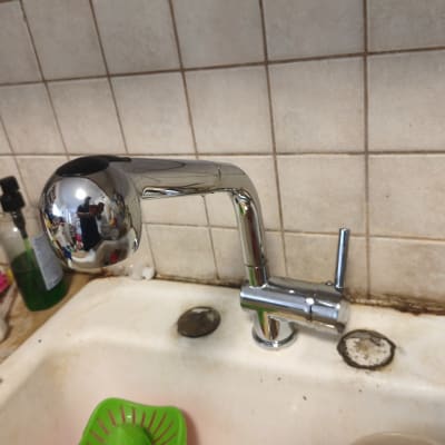 ברז מטבח עם כיור מלוכלך ומברשת ניקוי
