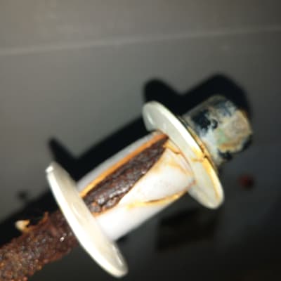 צינור חלוד עם חיבורים בתחום האינסטלציה