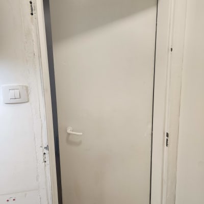 דלת לבנה פתוחה עם ידית לבנה