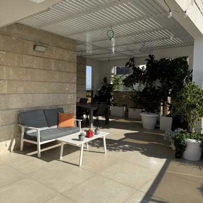 פרגולה מאלומיניום עם ריהוט גן וצמחים