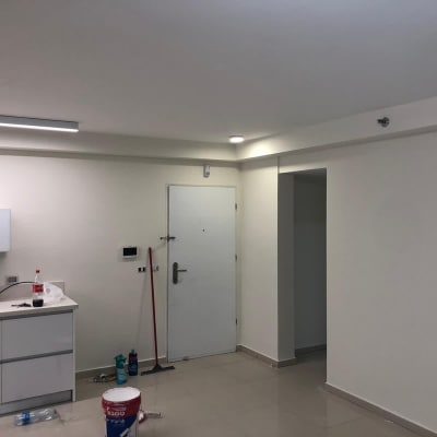 דלי צבע ומברשת על רצפה בחדר