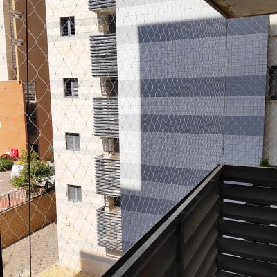 רשת הגנה נגד יונים במרפסת בניין