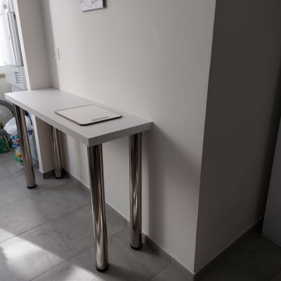 שולחן עם רגלי מתכת ולוח חיתוך לבן