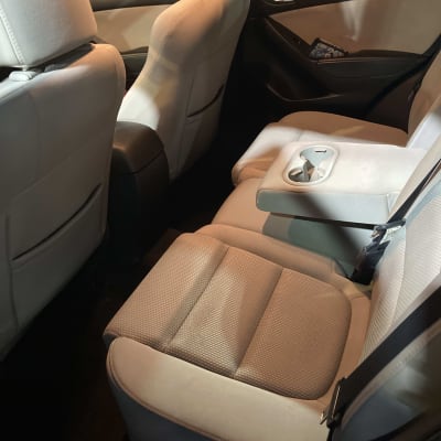 מושבי רכב נקיים עם תאורה פנימית