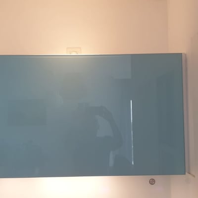 ארון קיר עם דלתות זכוכית צבעוניות