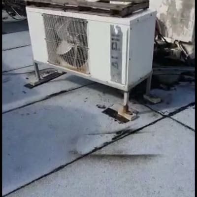 יחידת מיזוג אוויר על גג אטום בזפת