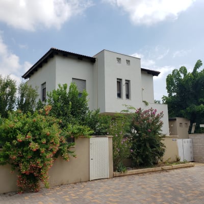 בית עם גינה, עצים ושיחים ירוקים