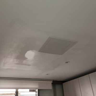 תיקון גבס בתקרה עם כתם צבע טרי