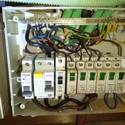 לוח חשמל עם מפסקים וחוטי חשמל צבעוניים