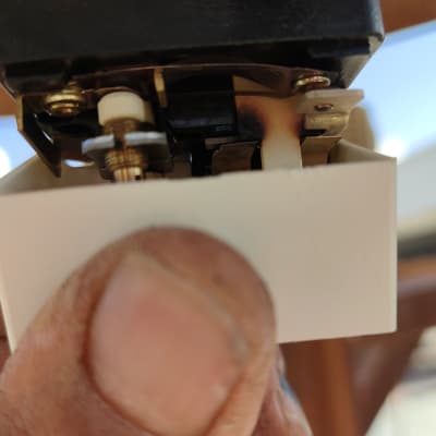 חלק חשמלי של דוד שמש עם סימני שריפה