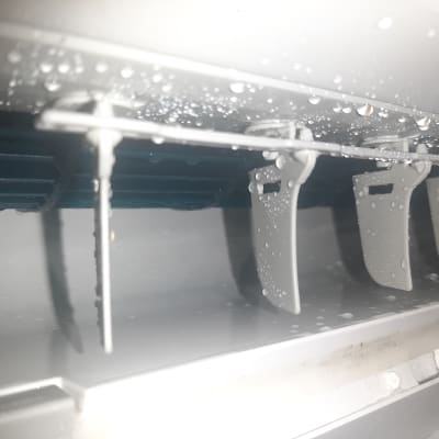 טיפות מים על תריסי מזגן פנימיים