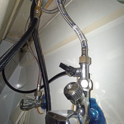 צינורות מתכת וברזים מתחת לכיור