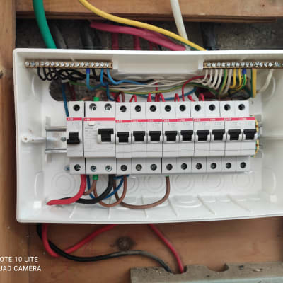 לוח חשמל עם מפסקים וחוטי חשמל צבעוניים