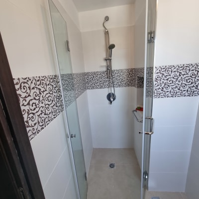 מקלחת עם דלתות זכוכית ודוש מתכת