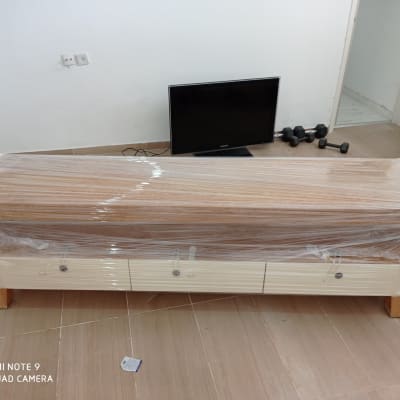 רהיט עטוף בניילון לקראת מעבר דירה