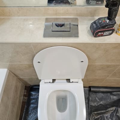 אסלה מותקנת, מקדחה חשמלית, יריעת מגן על הרצפה