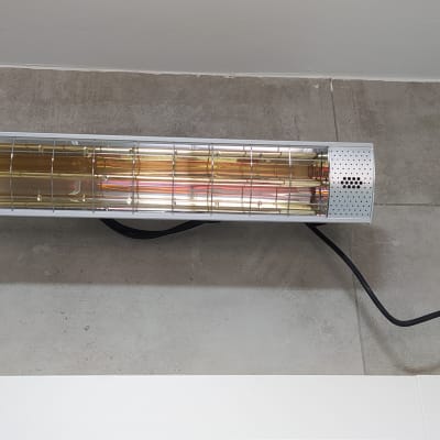 תנור חימום חשמלי מותקן על קיר עם חיבור לחשמל